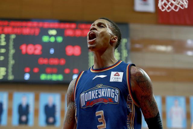热刺再度关注吉布斯-怀特，森林中场考虑转会可能性